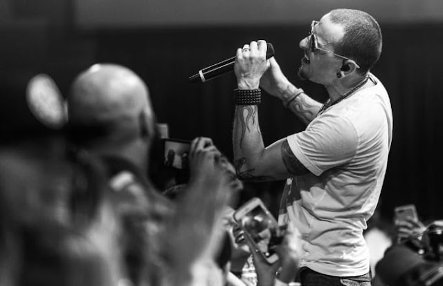 chester bennington dead tribute linking park numb