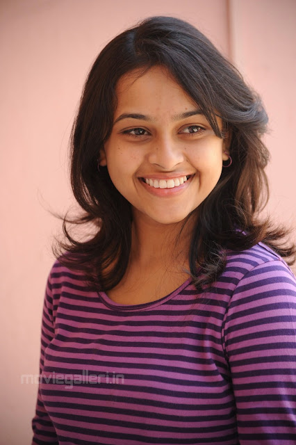 telugu_heroine_sri_divya_cute_stills_04.jpg (426×640)