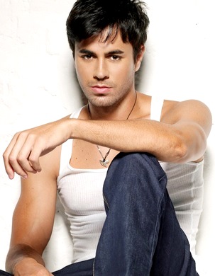 Foto del cantante Enrique Iglesias con mirada matadora