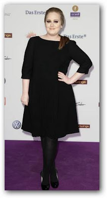 Adele hermosa en vestido negro