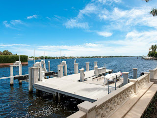 Foto del interior de una mansion al lado del mar en el area metropolitana de Miami