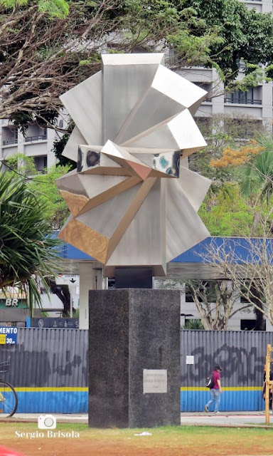 Close-up da Escultura Testemunho - Avenida Faria Lima - São Paulo