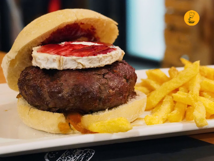 Hamburguesa con queso de cabra, mermelada de frutos rojos y cebolla caramelizada en Gobu Burger.