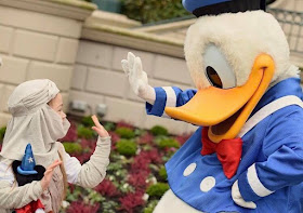 Girl dressed as Rey meeting Donald Duck at Disney