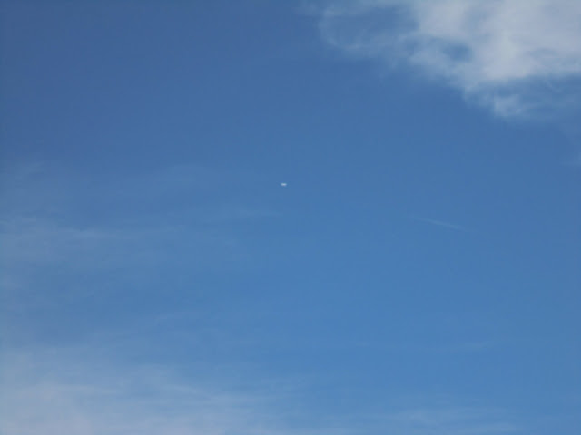 空に何か浮いています、小さい雲が出来ているのでしょうか