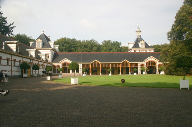 Horse stables with historical information and great photos. Paleis Het Loo National Museum