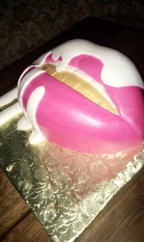 Checkout Kylie Jenner's Birthday Cake [PHOTOS]