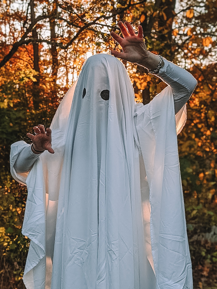 Fashion blogger Kathleen Harper's easy sheet ghost Halloween costume.