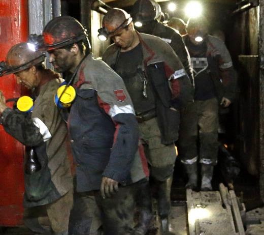 миньори са затрупани след срутване в мина