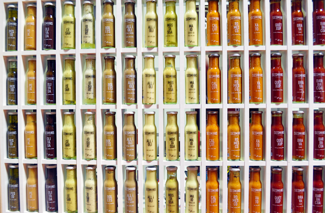 botellas de cristal con diferentes sopas