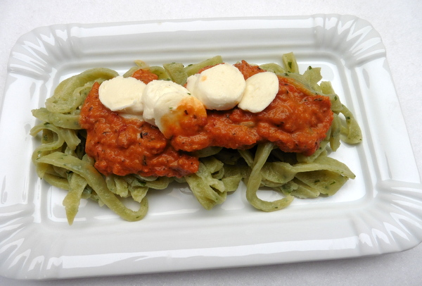 Pasta, Bärlauch, Mozzarella,Tomaten