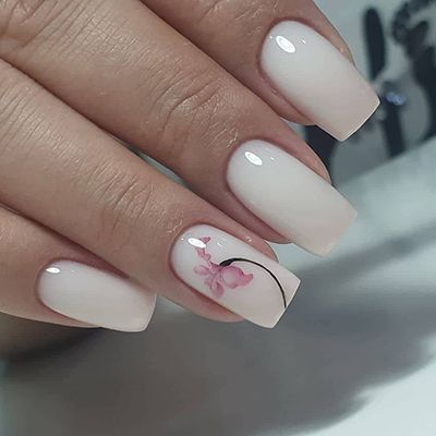 unhas decoradas com esmalte clarinho e florzinha