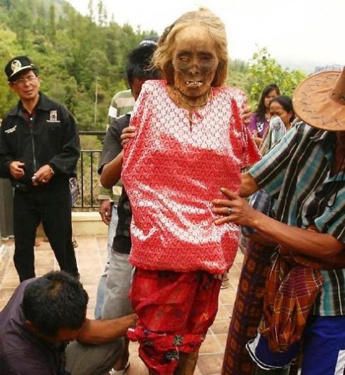 Cadáver de una mujer preparándolo para la fiesta