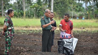  " Danrem 133/Nani Wartabone Tinjau Pembuatan Kebun Hortikultura di Lahan Kebun Makorem"