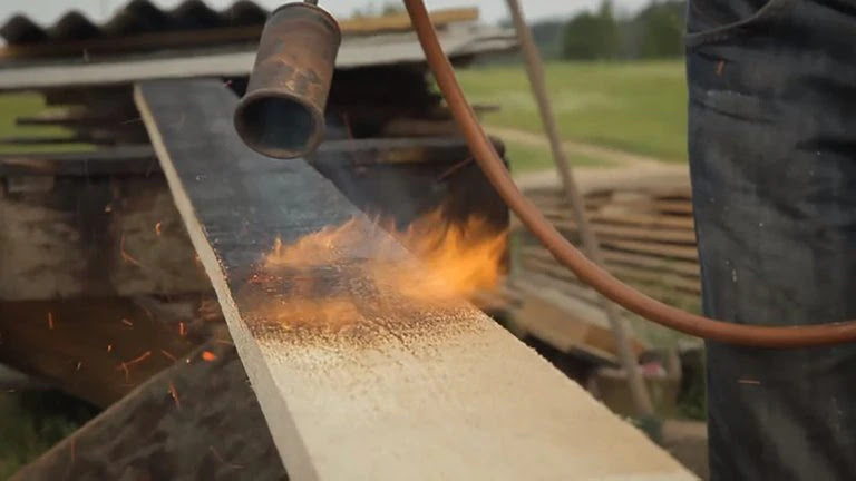 Yakisugi: cómo es el método japonés de construcción con madera quemada que se usa en el ámbito deco y muebles del hogar