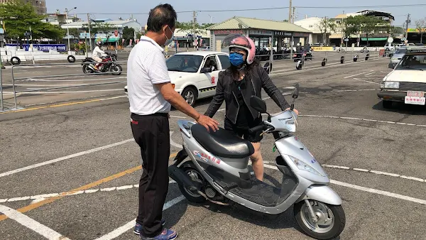 ▲為鼓勵民眾到機車駕訓班，參加普通重型機車駕駛訓練後再考取駕照，學費最高補助2000元，民眾參加完整機車駕駛訓練，提升上路安全。（記者林明佑翻攝）