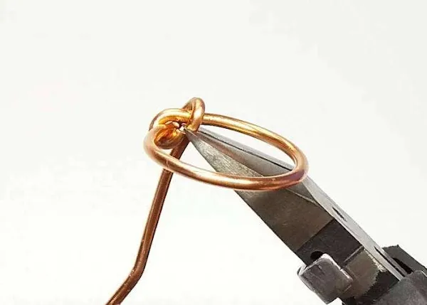 結び目飾りのワイヤーリングの作り方A step4:あまりを切り取る