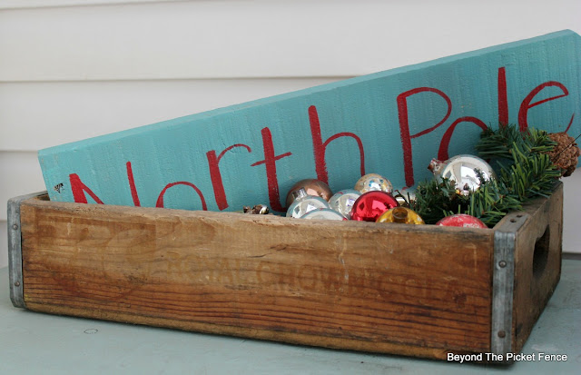 Christmas Porch Decor, http://bec4-beyondthepicketfence.blogspot.com/2015/12/home-for-christmas-home-tour-blog-hop.html