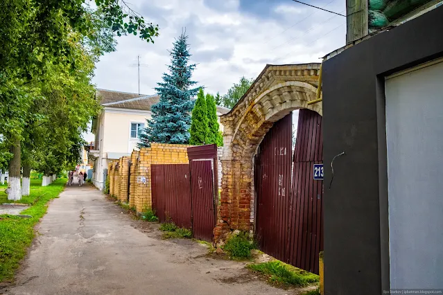 Старые, кирпичные ворота