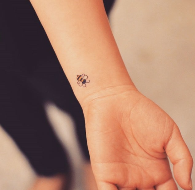 Este miniatura abelha pulso de tatuagem Este miniatura abelha pulso de tatuagem