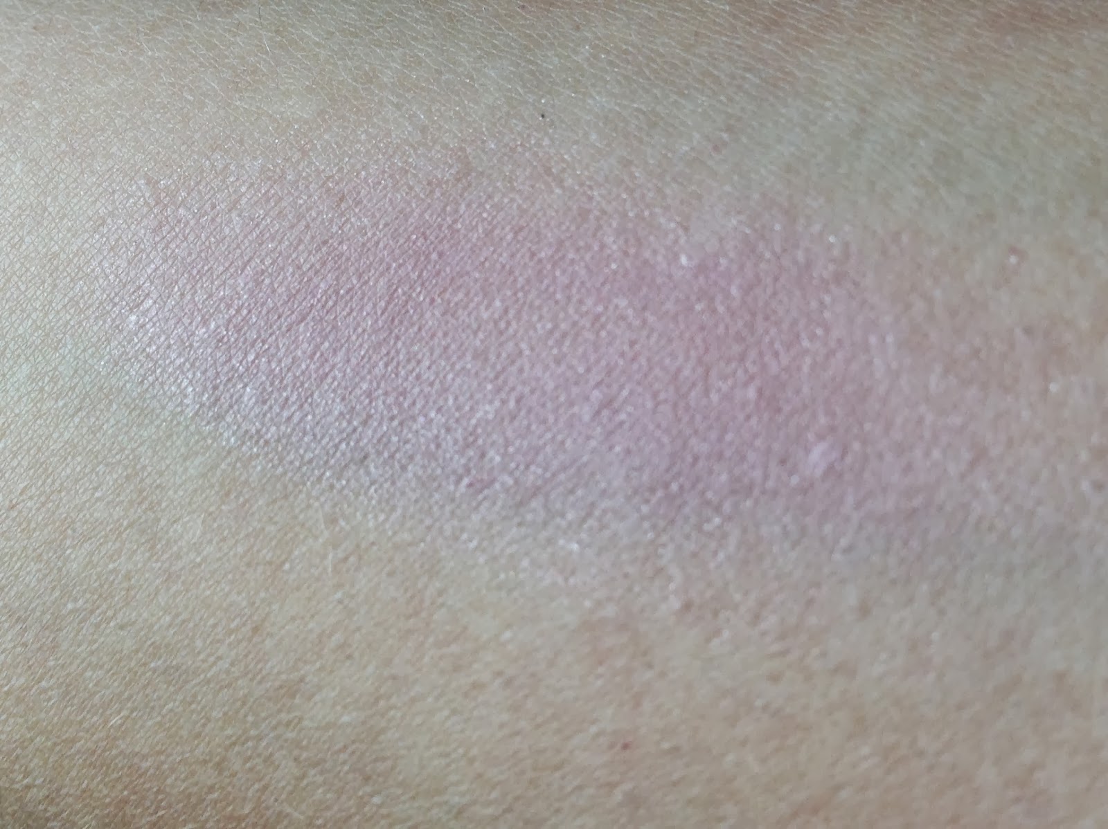 Il colore ¨ carico di riflessi rosa e dorati ¨ quasi opaleggiante ed ¨ adattissimo per creare punti luce nel vostro make up occhi
