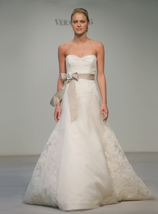 The lacy skirt and the simple bodice make this dress beautifully elegant