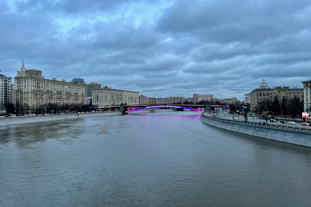 вид с Новоарбатского моста, Москва-река