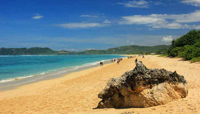 Menikmati Sensasi Air Terjun Asin Di Pantai Nambung