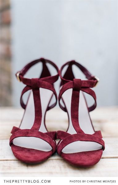 Zapatos de sandalia rojos escarlata para novia