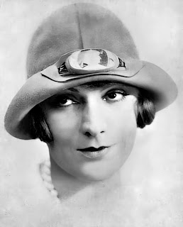 Portrait d'une jeune femme songeuse avec un chapeau cloche.