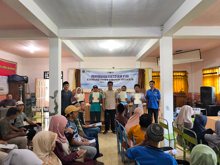 Kantor Pertanahan Kabupaten Trenggalek bagikan Ratusan Sertipikat Elektronik di Desa Manggis Panggul