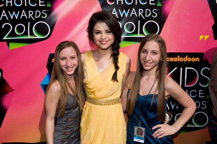 selena gomez kca 2011 feather. Selena Gomez looking beautiful