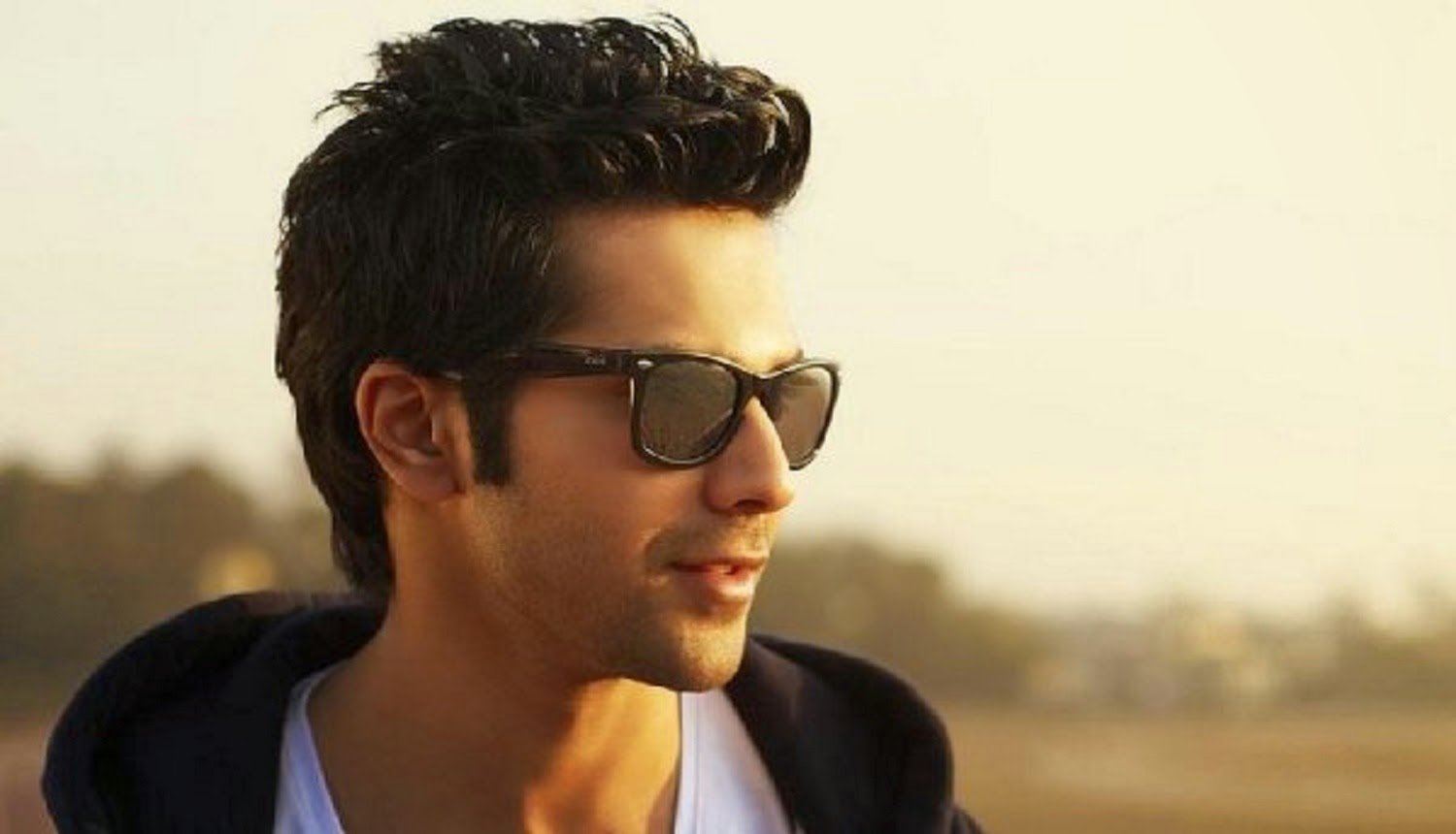 Varun Dhawan Cute Hd Wallpaper Free