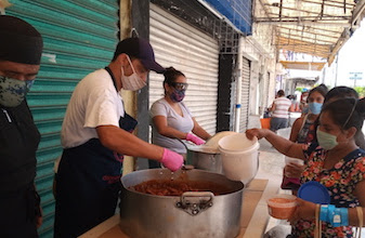 Aceptan ayuda para continuar regalando desayunos y comidas en comedor comunitario del Parián de Cancún