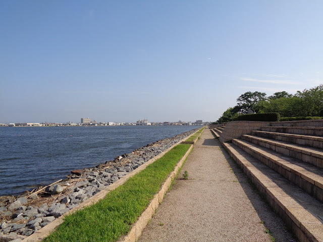 湊山公園の護岸遊歩道