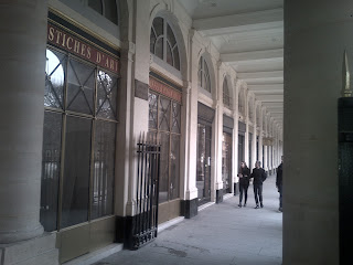 Palais Royal. Les galeries commerçantes entourant les jardins.