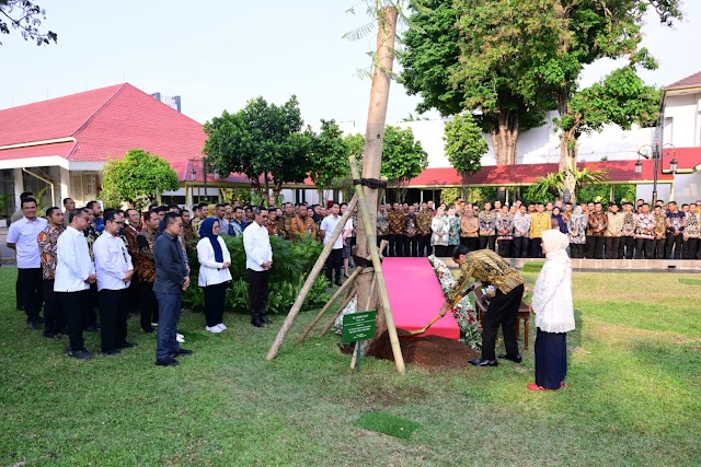 Jelang Purnatugas, Presiden dan Ibu Iriana Tanam Pohon di Halaman Istana Kepresidenan    