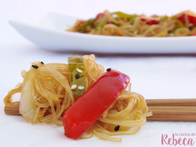 Glass noodles con verduras y sésamo