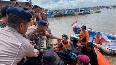 Ketika Mobil Dinas Ketenagakerjaan Kota Makassar Terperosok di Sungai Tangka Sinjai