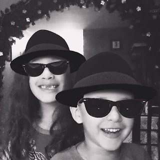 Sophia y Fabian con sombrero y lentes oscuros