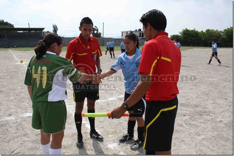 sorteo de cancha y saludo de capitanas