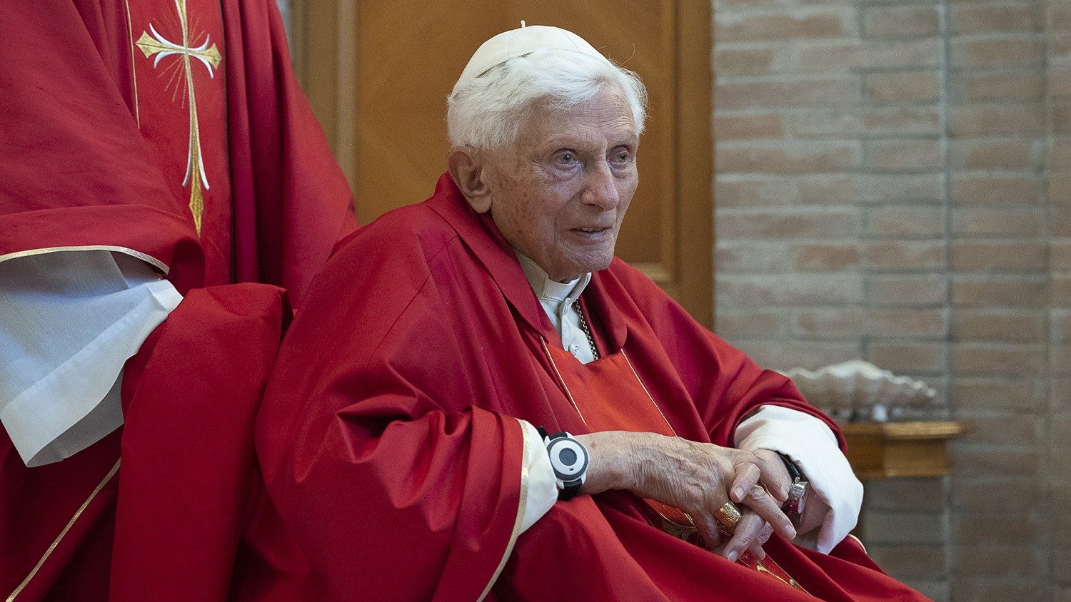 Papa Francisco revela que su antecesor Benedicto XVI se encuentra “muy enfermo”