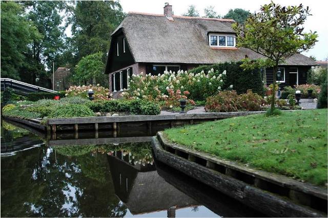 A Village in Holland with no roads