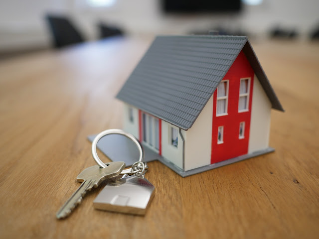 model house with keys on keyring:Photo by Tierra Mallorca on Unsplash