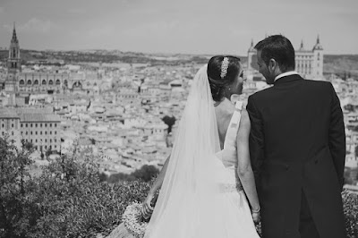 Los novios se miran enamorados con las vistas de la maravillosa ciudad de Toledo al fondo. Qué bien se ve el tocado by @nilataranco :)