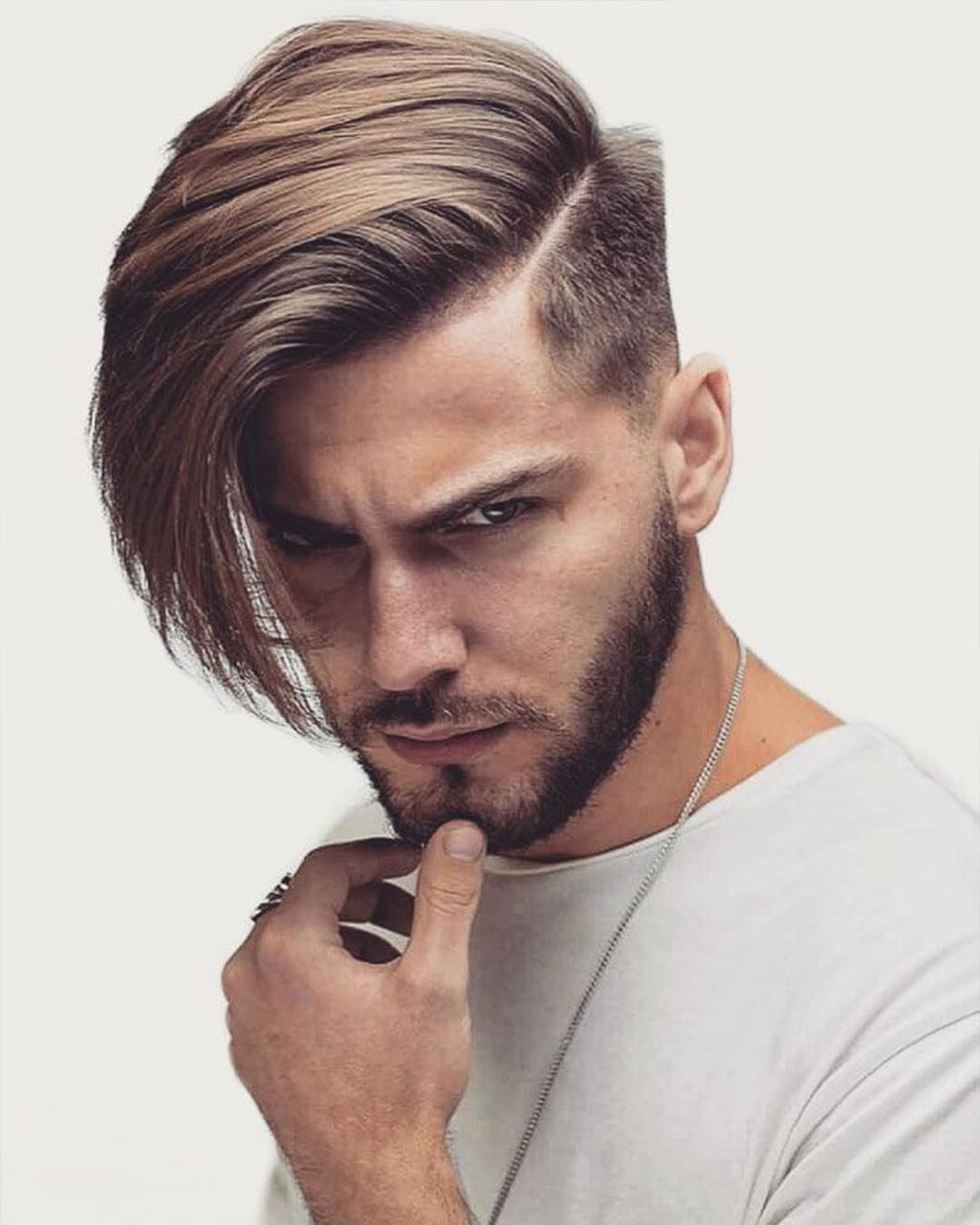 Hombre con cabello semi-largo peinado hacia atrás