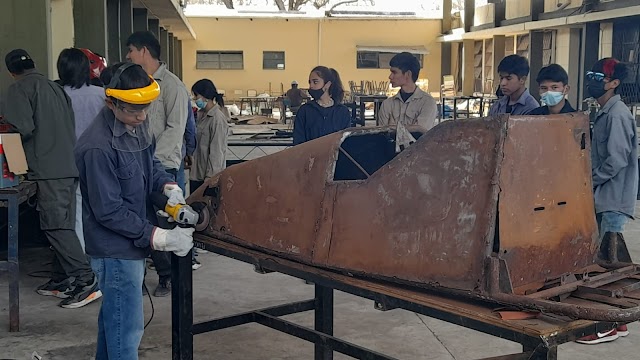 Alumnos de la Escuela Técnica trabajan en la construcción de un auto eléctrico