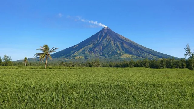 Philippine Authorities Evacuate Thousands as Mayon Volcano Erupts