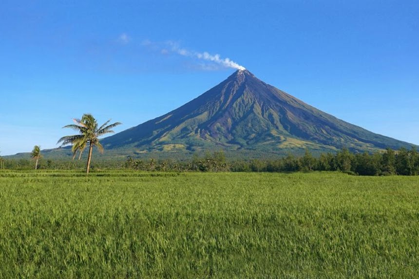 Philippine Authorities Evacuate Thousands as Mayon Volcano Erupts