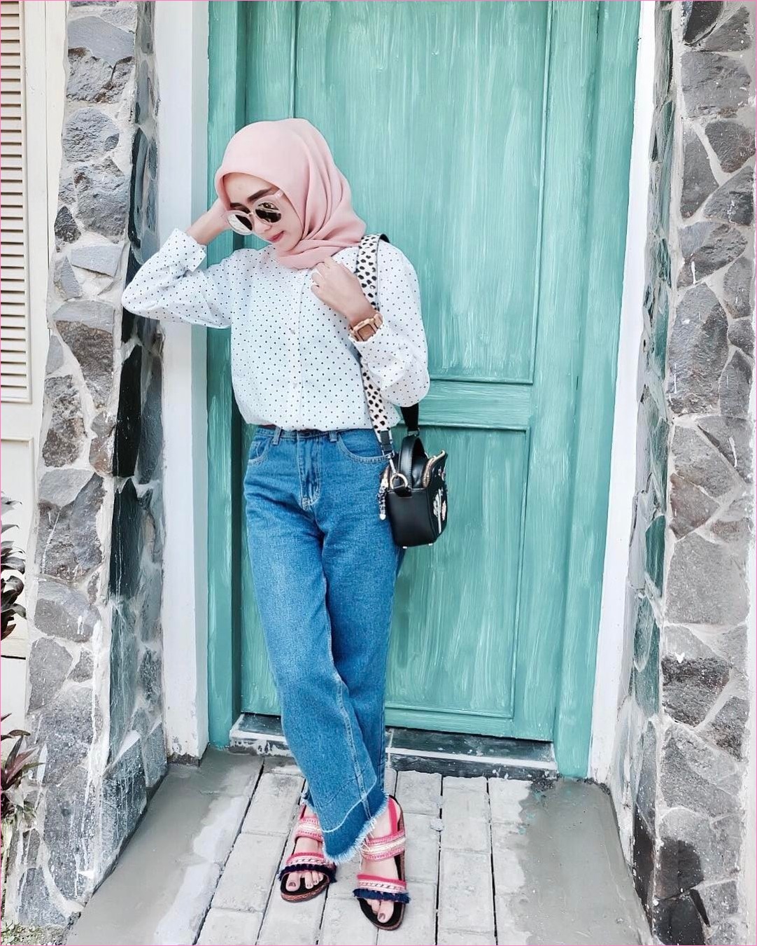  kali ini aku akan mencoba sharing beberapa model dan gaya terbaik dari 49 Outfit Kerudung Segi empat Ala Selebgram 2018 Kekinian